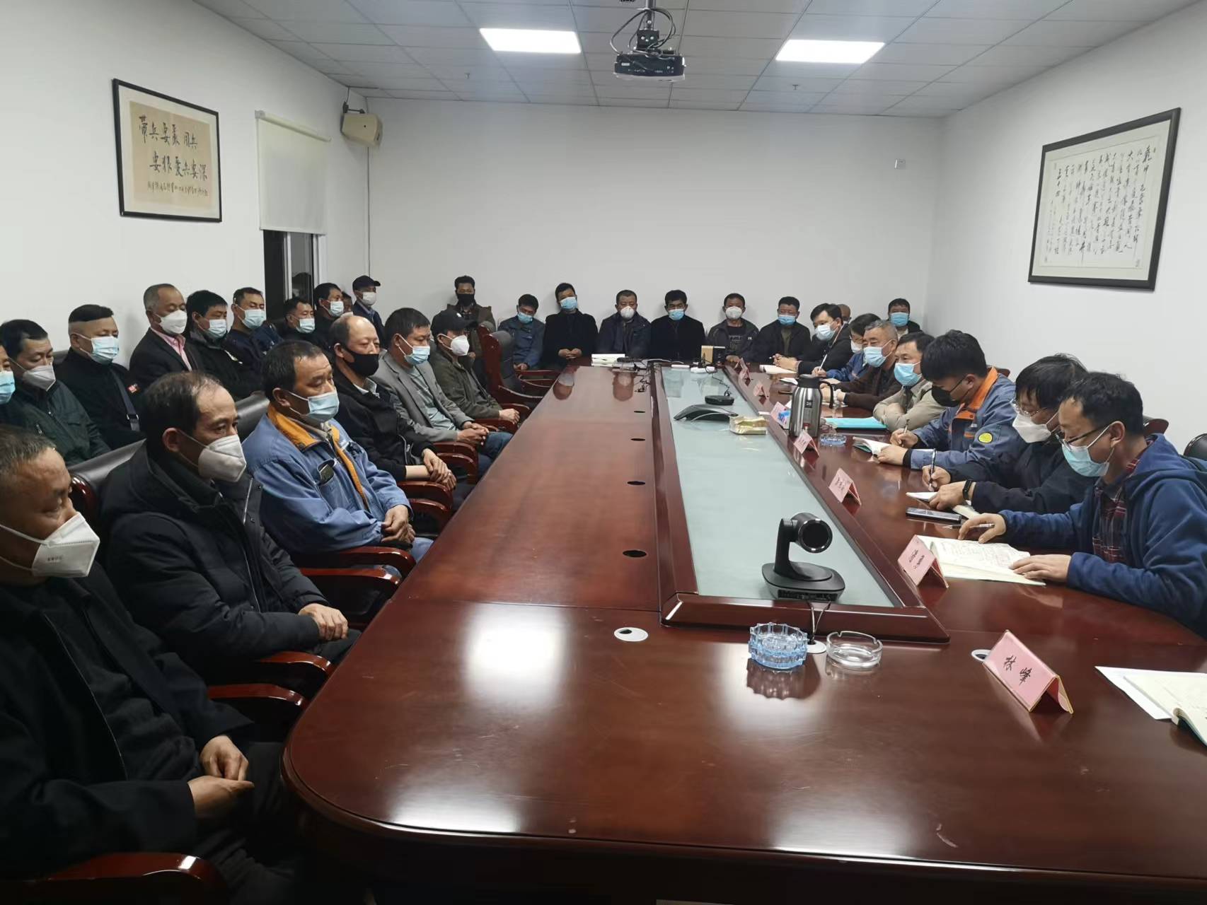 寶松實(shí)施煉鐵區(qū)域員工點(diǎn)對(duì)點(diǎn)集中封閉式管理.jpg 寶松實(shí)施煉鐵區(qū)域員工點(diǎn)對(duì)點(diǎn)集中封閉式管理.jpg